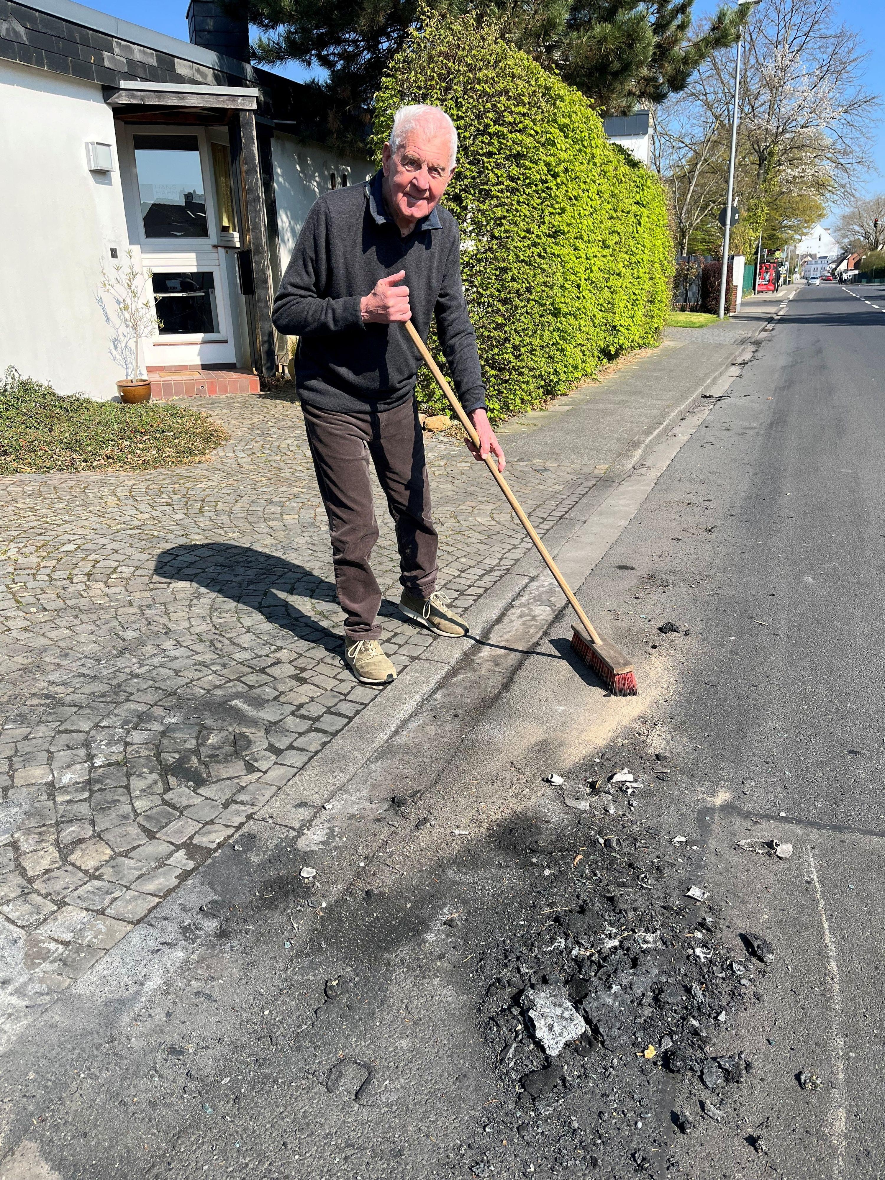 Schock im Kölner Nordwesten: Hans Hahn (93) fegt Asche seines Autos weg ...