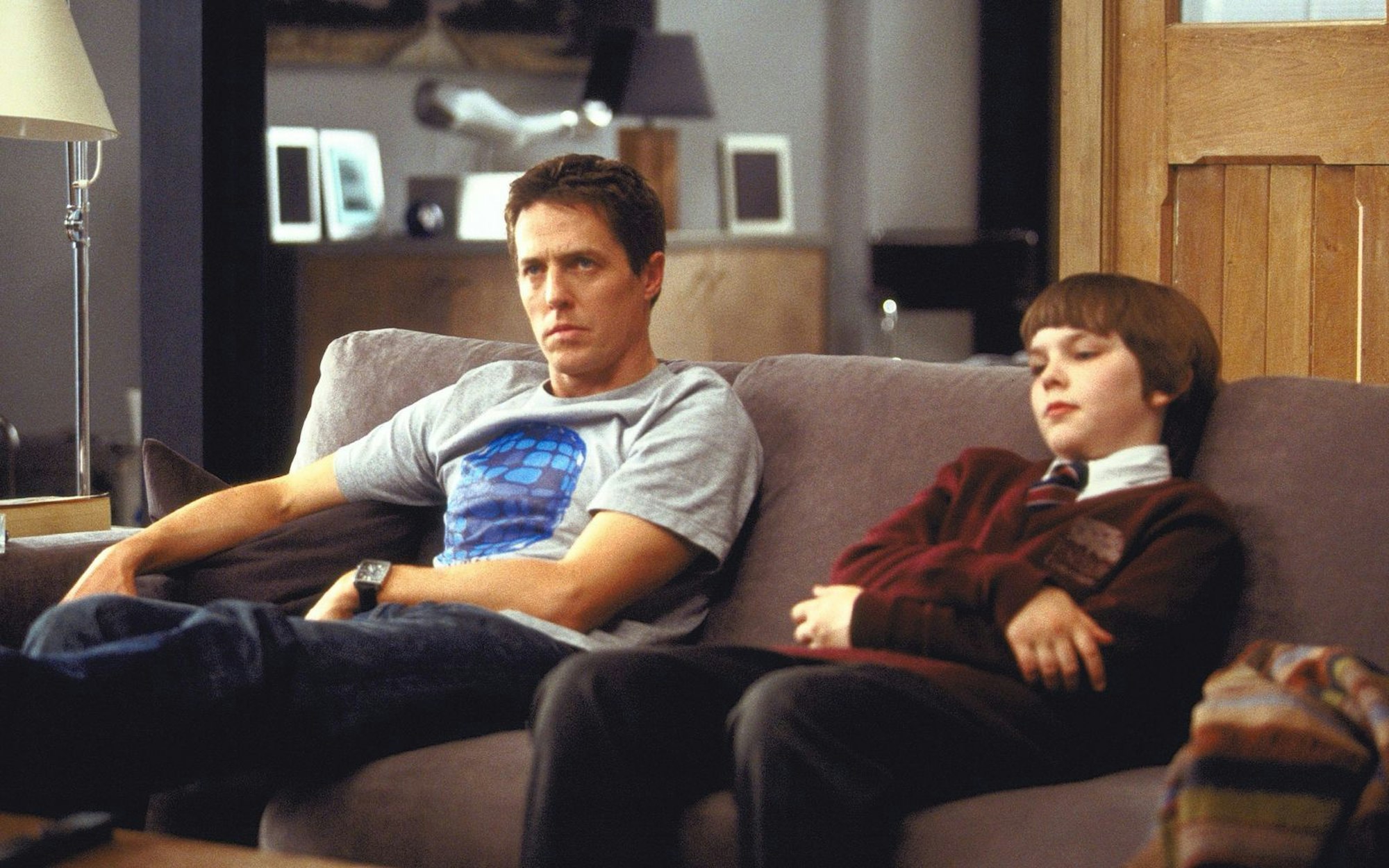 Seit Marcus (Nicholas Hoult, links) Will (Hugh Grant) kennen gelernt hat, taucht er Tag für Tag bei ihm auf, obwohl Will ihn alles andere als willkommen heißt. (Bild: 2001 Universal Studios)