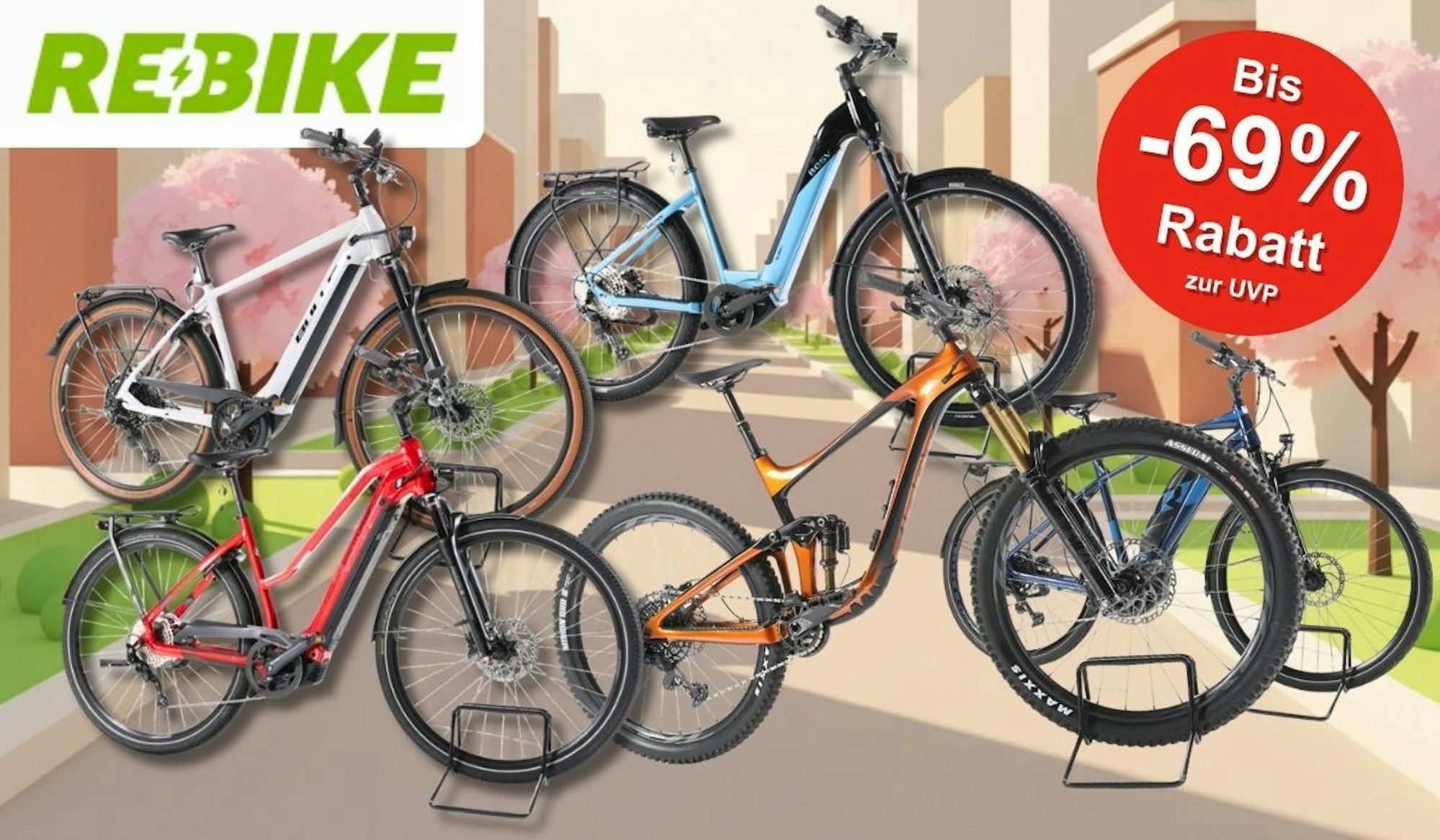 Fünf verschiedene E-Bikes vor einem illustrierten frühlingshaften Stadthintergrund mit Kirschblüten: ein weißes E-Trekkingrad, ein hellblaues E-Cityrad mit Gepäckträger, ein rotes E-Trekkingrad, ein orangefarbenes E-Mountainbike mit Fully-Rahmen sowie ein blaues Fatbike mit breiten Maxxis-Reifen. Oben links das grüne Rebike-Logo.