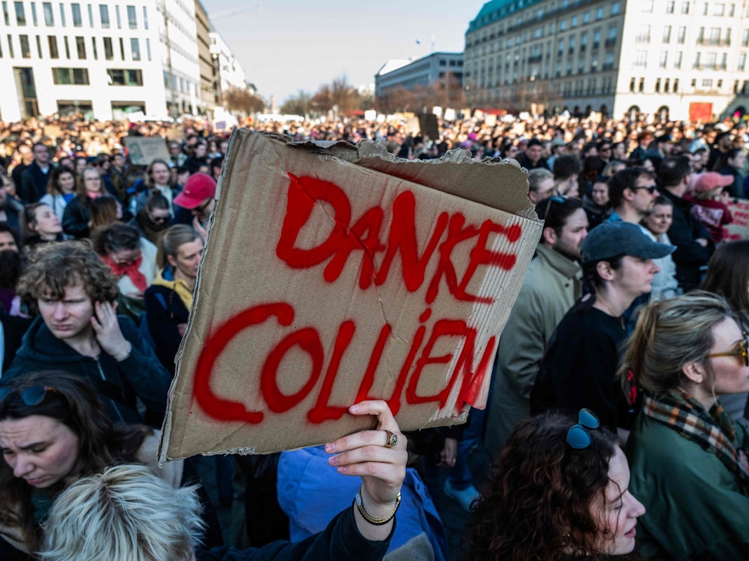 „Danke Collien“ steht auf einem Plakat bei der Demonstration in Solidarität mit Collien Fernandes am Brandenburger Tor in Berlin.