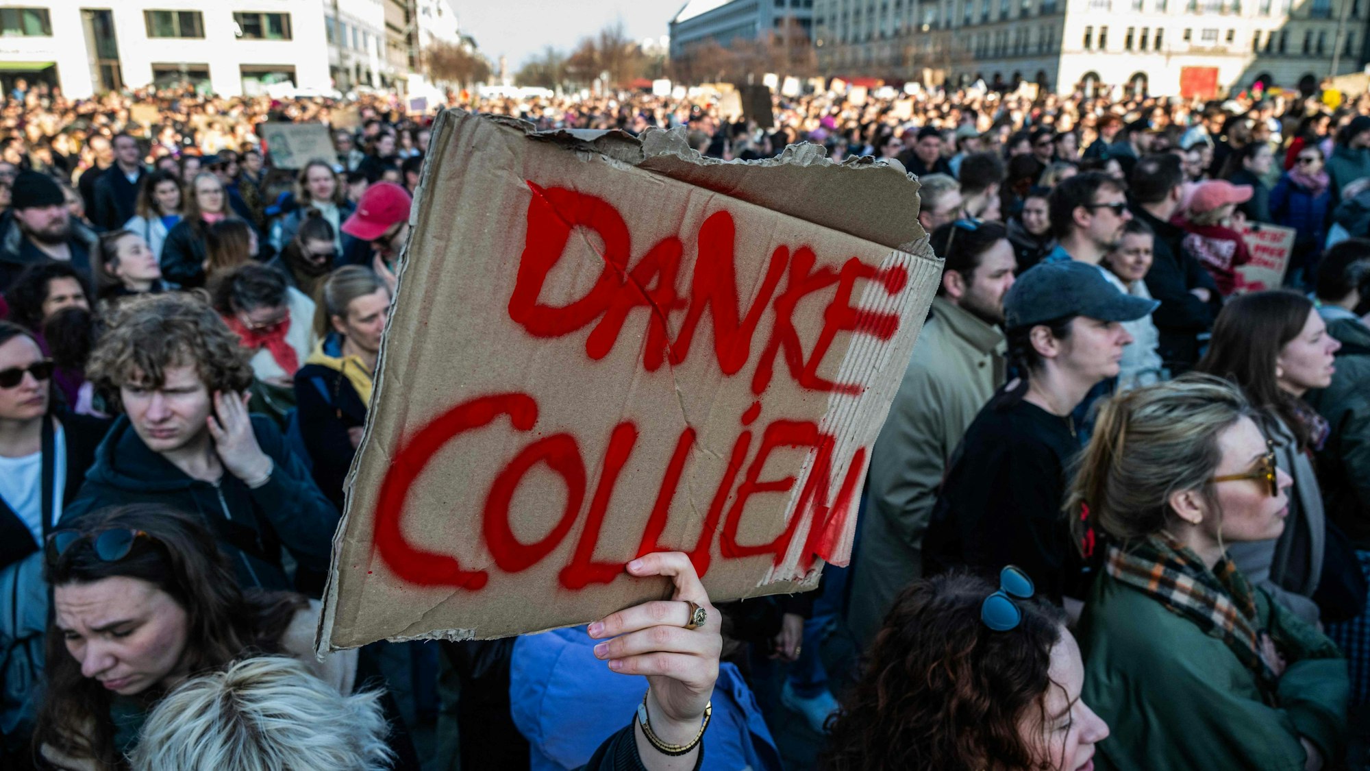 „Danke Collien“ steht auf einem Plakat bei der Demonstration in Solidarität mit Collien Fernandes am Brandenburger Tor in Berlin.