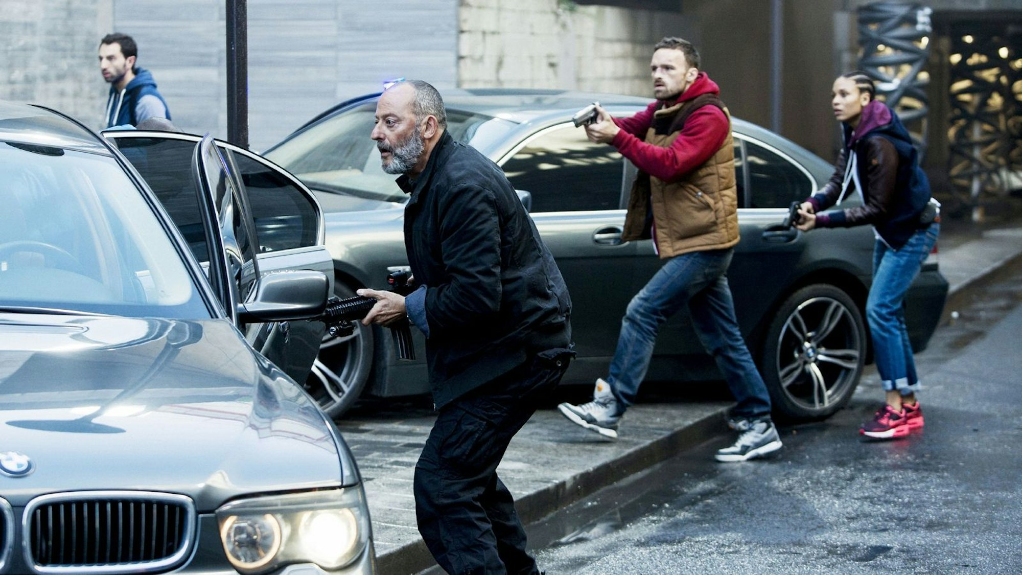 Schon als Kind wollte Alban Lenoir (zweiter von rechts) Actionstar werden. Das ist ihm später gelungen. 2014 war er an der Seite von Jean Reno (zweiter von links) in dem Action-Thriller Antigang - Im Schatten des Verbrechens“ zu sehen. (Bild: MG RTL D / SquareOne Entertainment)