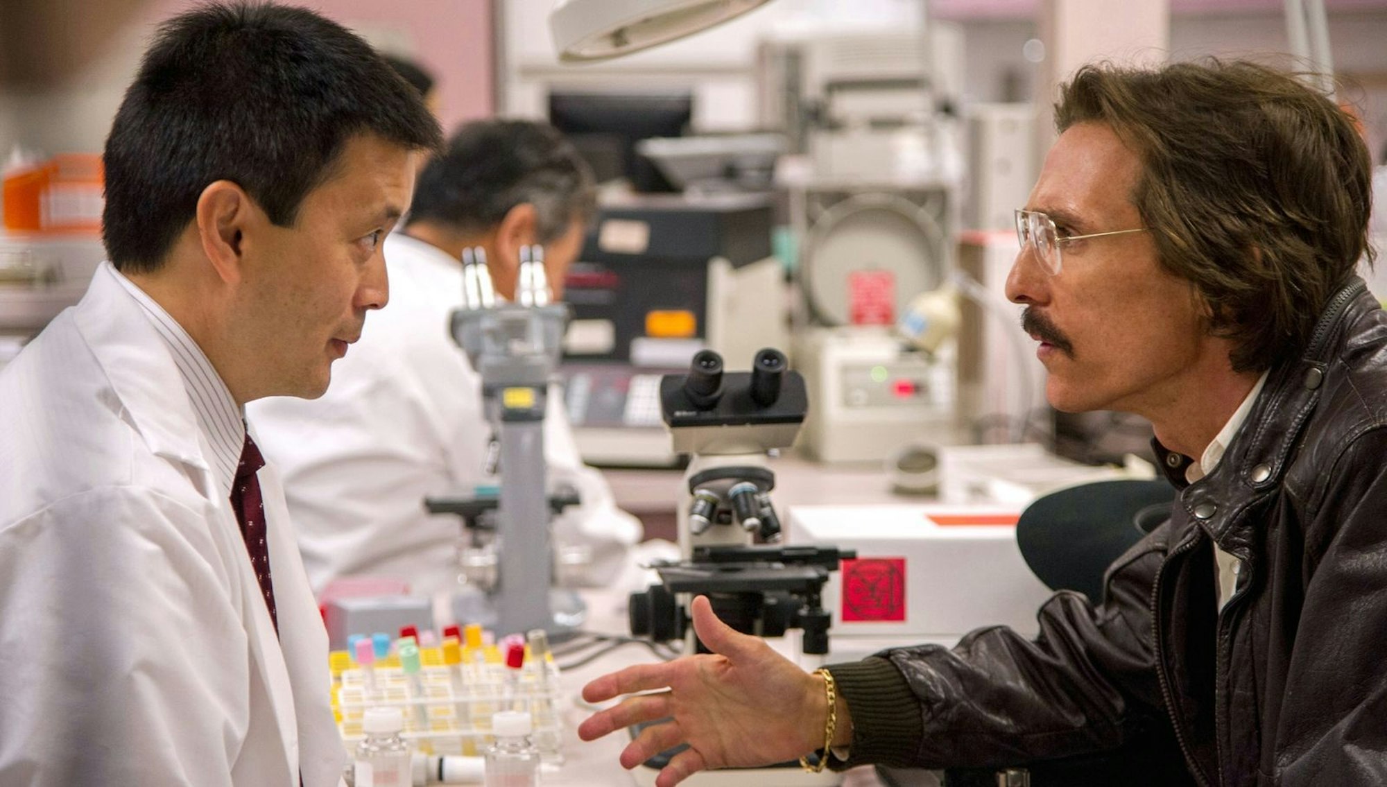 Zur Not holt Ron (Matthew McConaughey, rechts) die Medikamente auch aus Japan. (Bild: Ascot Elite)