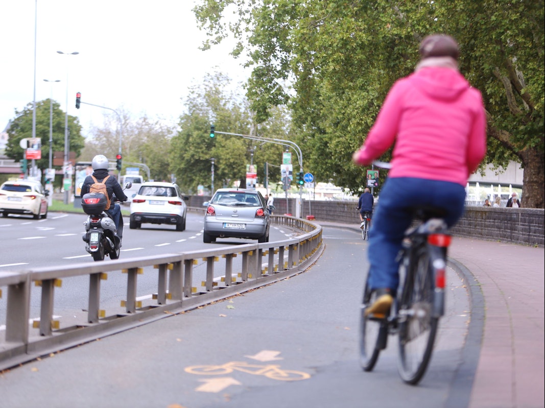 Die Rheinuferstraße soll zwischen Süd- und Zoobrücke zur Tempo-30-Zone werden.