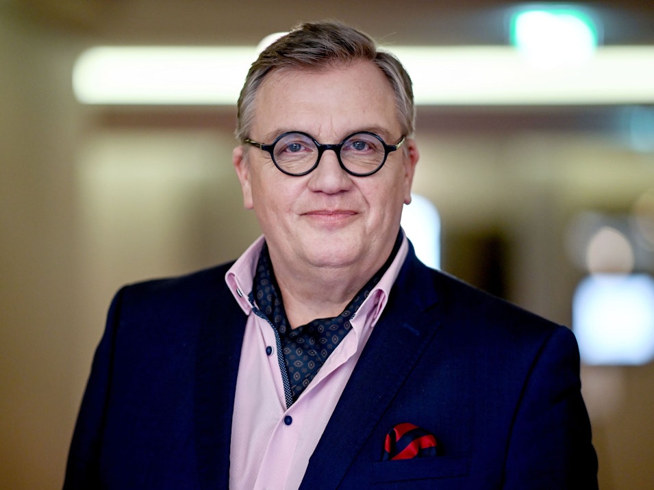 Hape Kerkeling schaut in die Kamera.