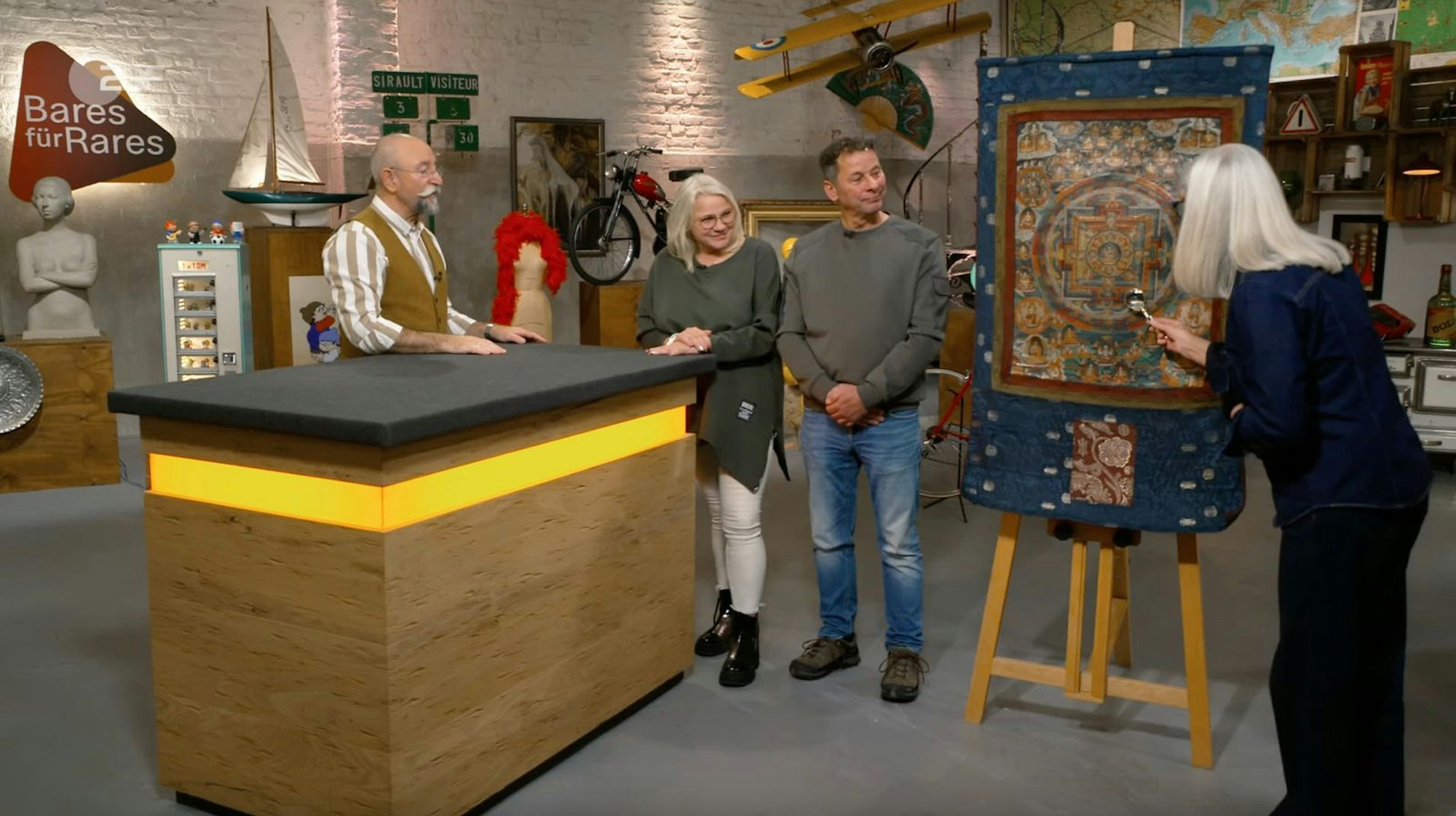 „Das muss ein tolles Stück sein“, dachte sich der Moderator, als die Expertin bedächtig das Objekt von Heike und Joachim aus Bückeburg unter die Lupe nahm. (Bild: ZDF)