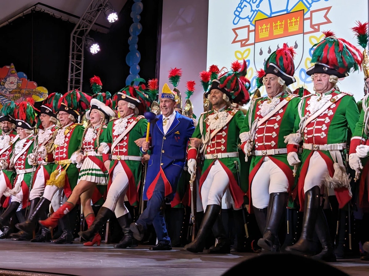 Oliver Cremer tanzt mit den Altstädtern auf der Bühne.