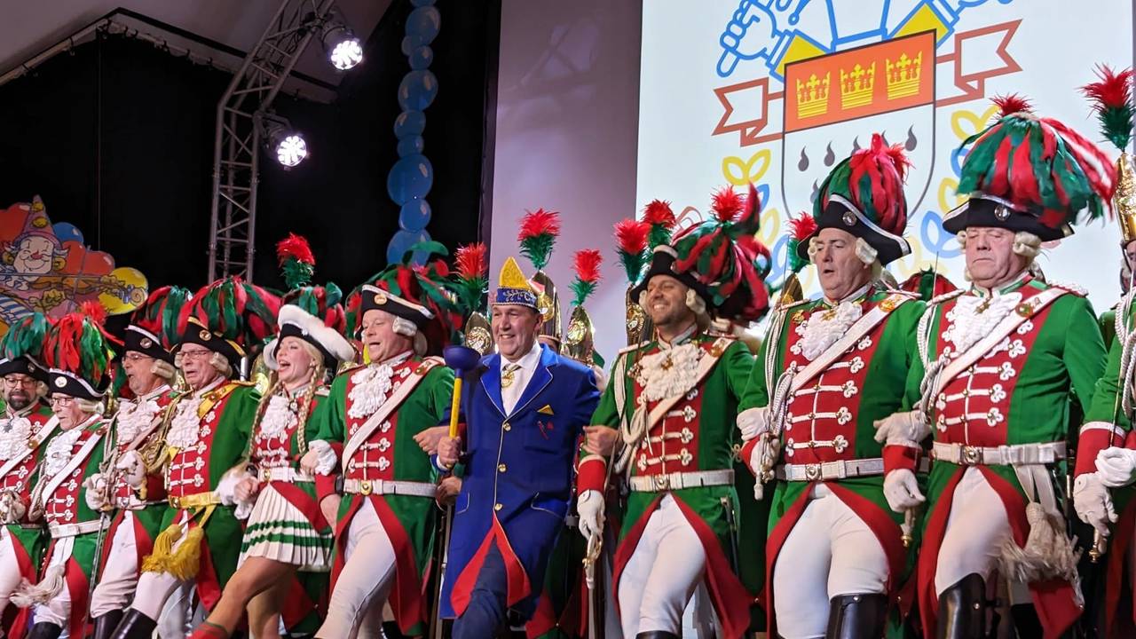 Oliver Cremer tanzt mit den Altstädtern auf der Bühne.
