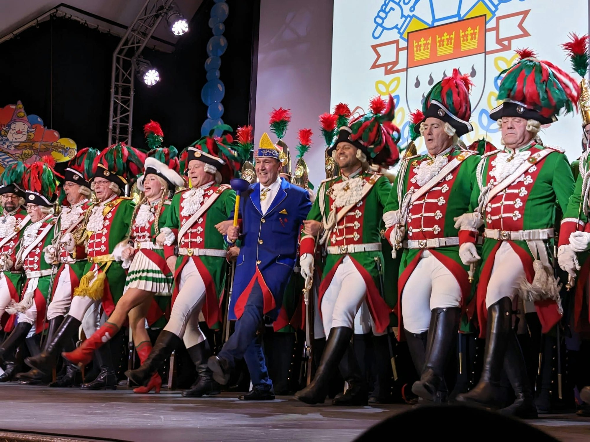 Oliver Cremer tanzt mit den Altstädtern auf der Bühne.