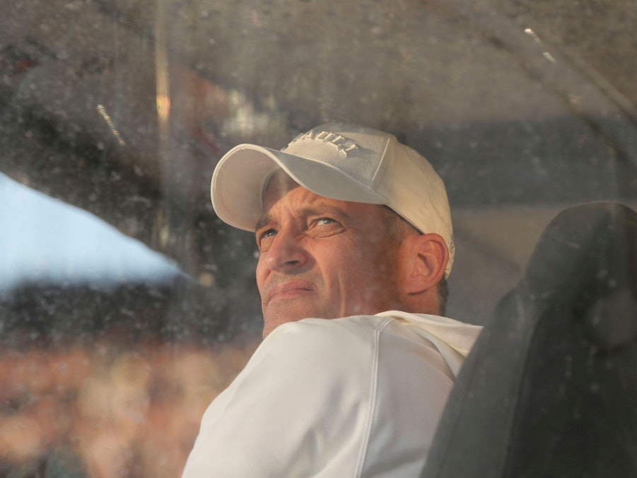 Trainer Alexander Blessin blickt nach oben