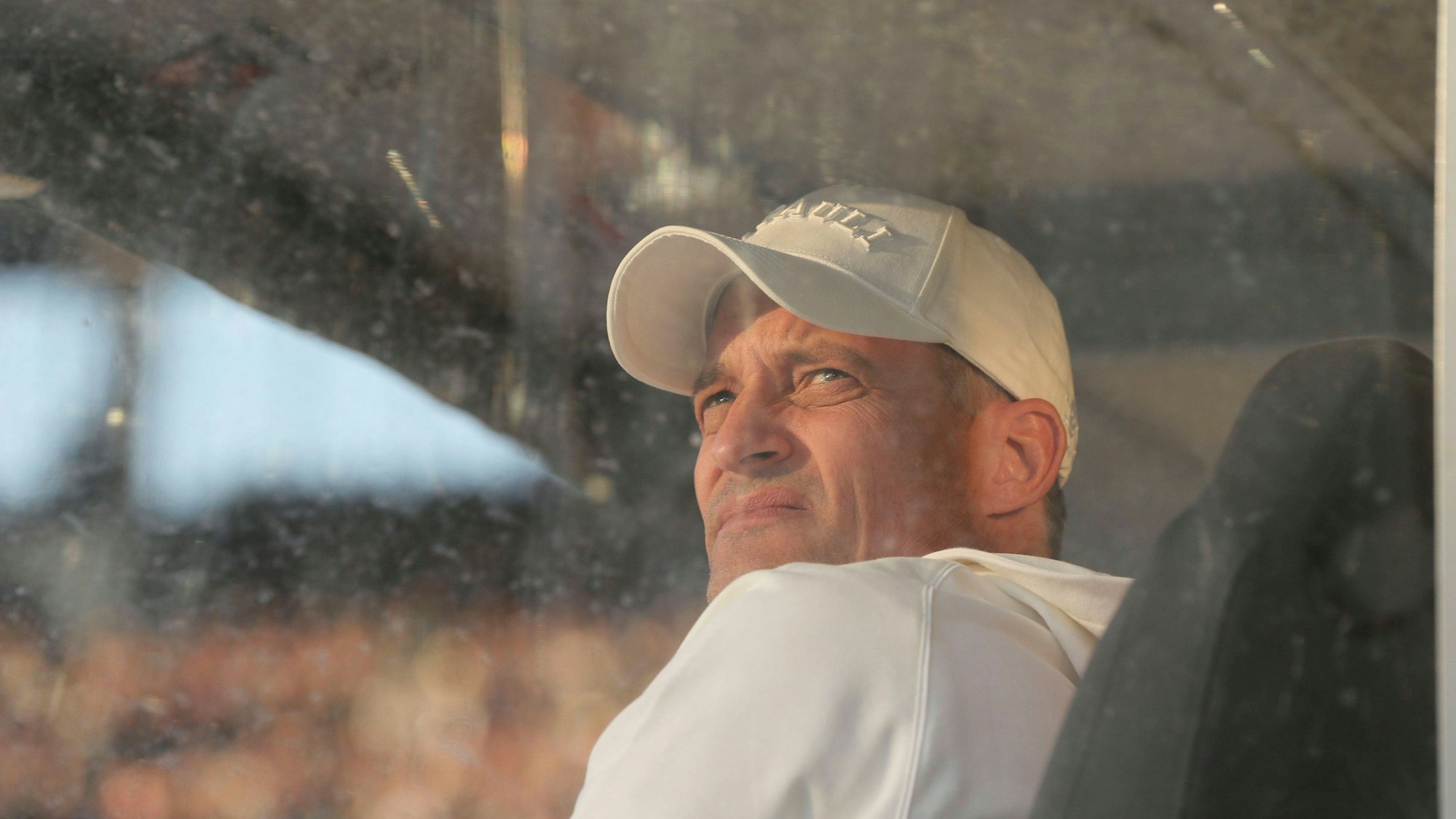 Trainer Alexander Blessin blickt nach oben