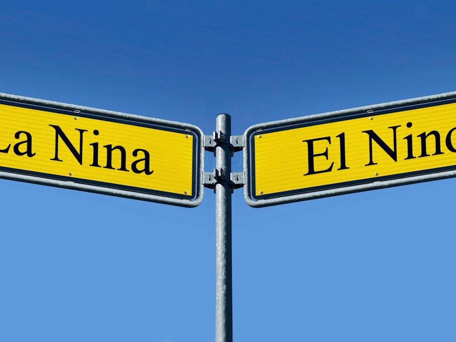 Zwei Wegweiser mit La Nina und El Nino