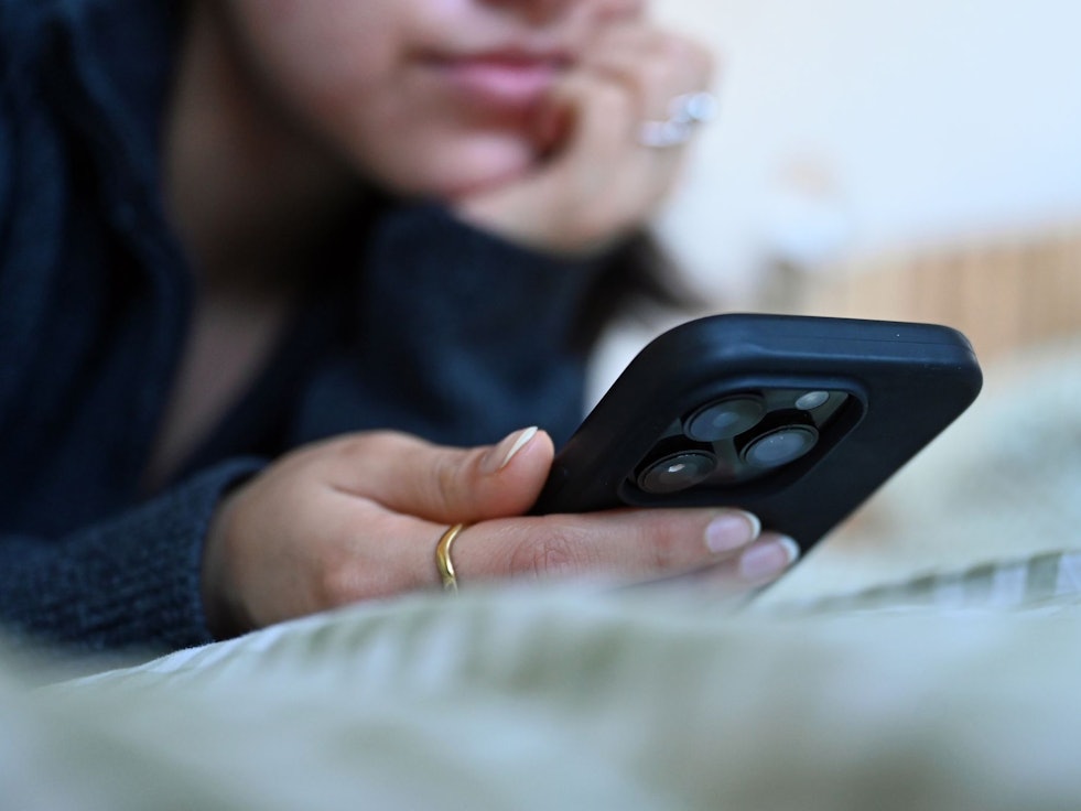 Junge Frau mit Smartphone