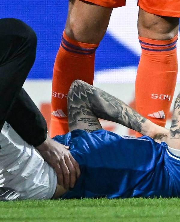 Luca Marseiler hält sich die Hände vors Gesicht.