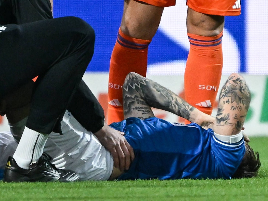 Luca Marseiler hält sich die Hände vors Gesicht.