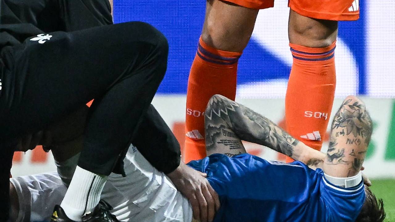 Luca Marseiler hält sich die Hände vors Gesicht.