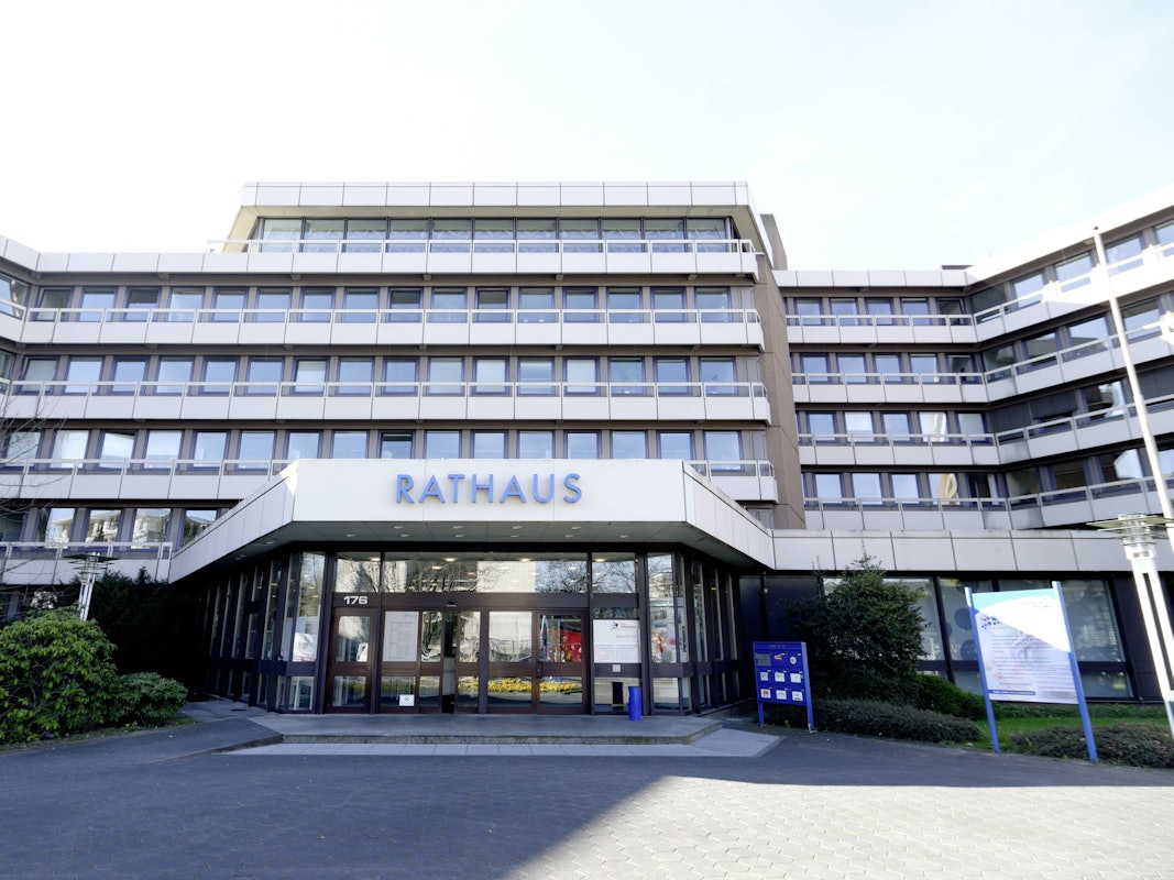 Vor dem Rathaus von Troisdorf wurde am Morgen Buttersäure entdeckt. Die Feuerwehr ist im Einsatz.