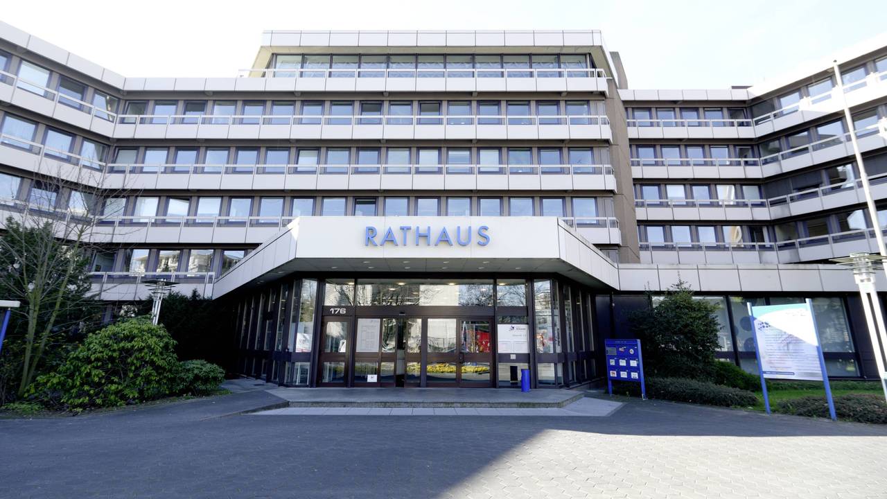 Vor dem Rathaus von Troisdorf wurde am Morgen Buttersäure entdeckt. Die Feuerwehr ist im Einsatz.