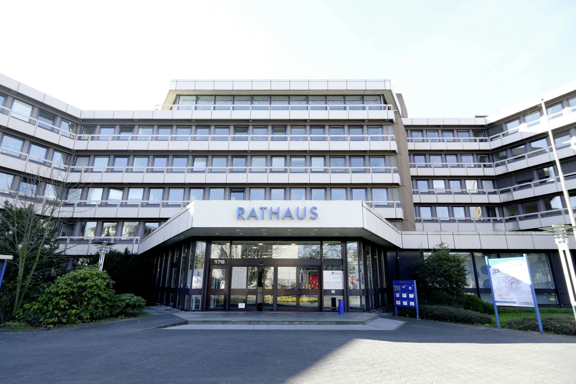 Vor dem Rathaus von Troisdorf wurde am Morgen Buttersäure entdeckt. Die Feuerwehr ist im Einsatz.