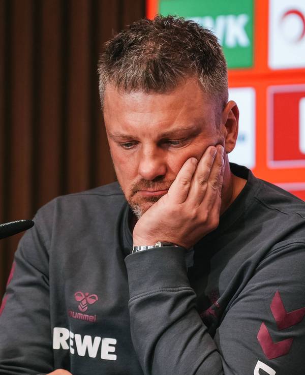 Lukas Kwasniok stützt sein Gesicht bei einer Pressekonferenz auf der linken Handinnenfläche ab.
