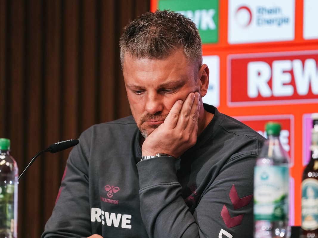 Lukas Kwasniok stützt sein Gesicht bei einer Pressekonferenz auf der linken Handinnenfläche ab.