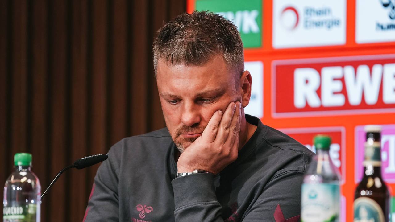 Lukas Kwasniok stützt sein Gesicht bei einer Pressekonferenz auf der linken Handinnenfläche ab.