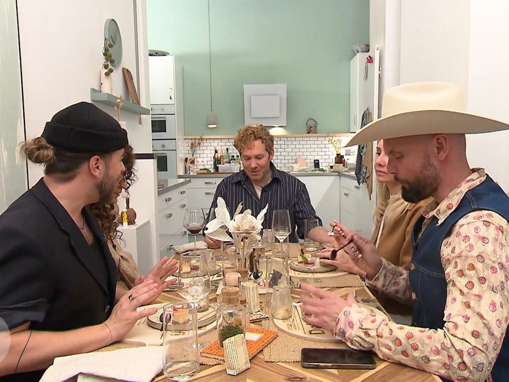Zum Auftakt von „Das perfekte Dinner“ treffen sich die Deko-Profis bei Thomas (Mitte) in Berlin. (Bild: RTL)
