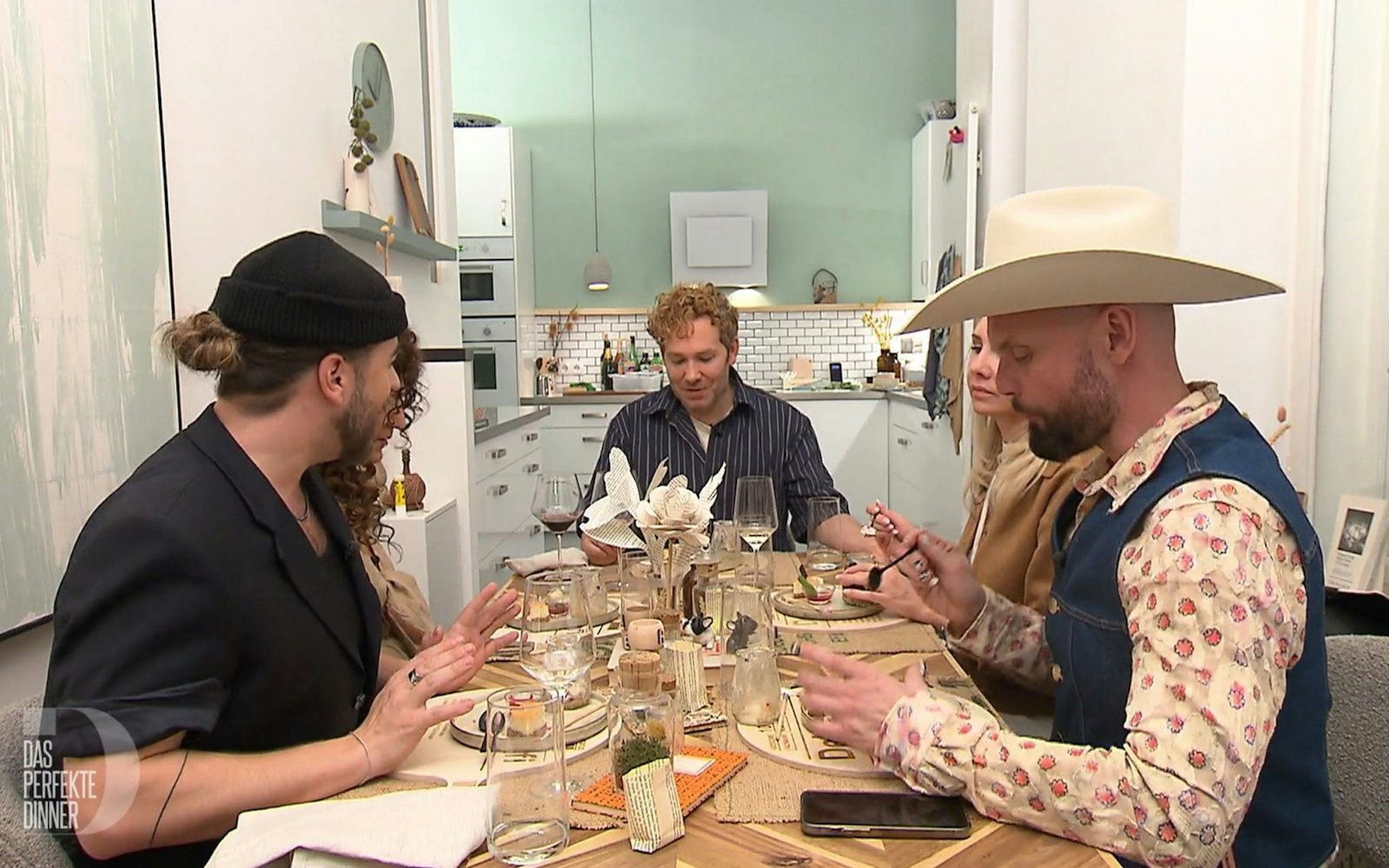 Zum Auftakt von „Das perfekte Dinner“ treffen sich die Deko-Profis bei Thomas (Mitte) in Berlin. (Bild: RTL)