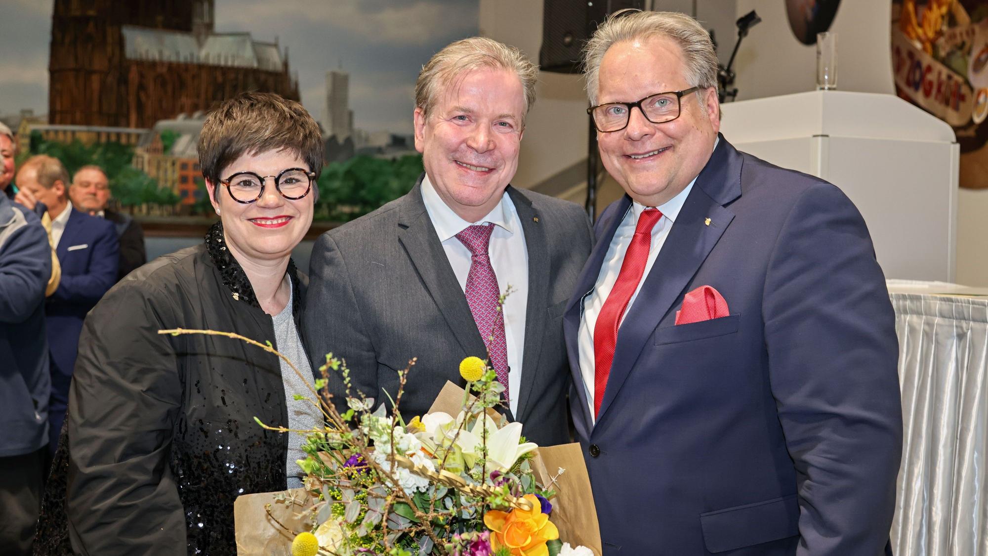 Christine Flock und Lutz Schade ehren Christoph Kuckelkorn.
