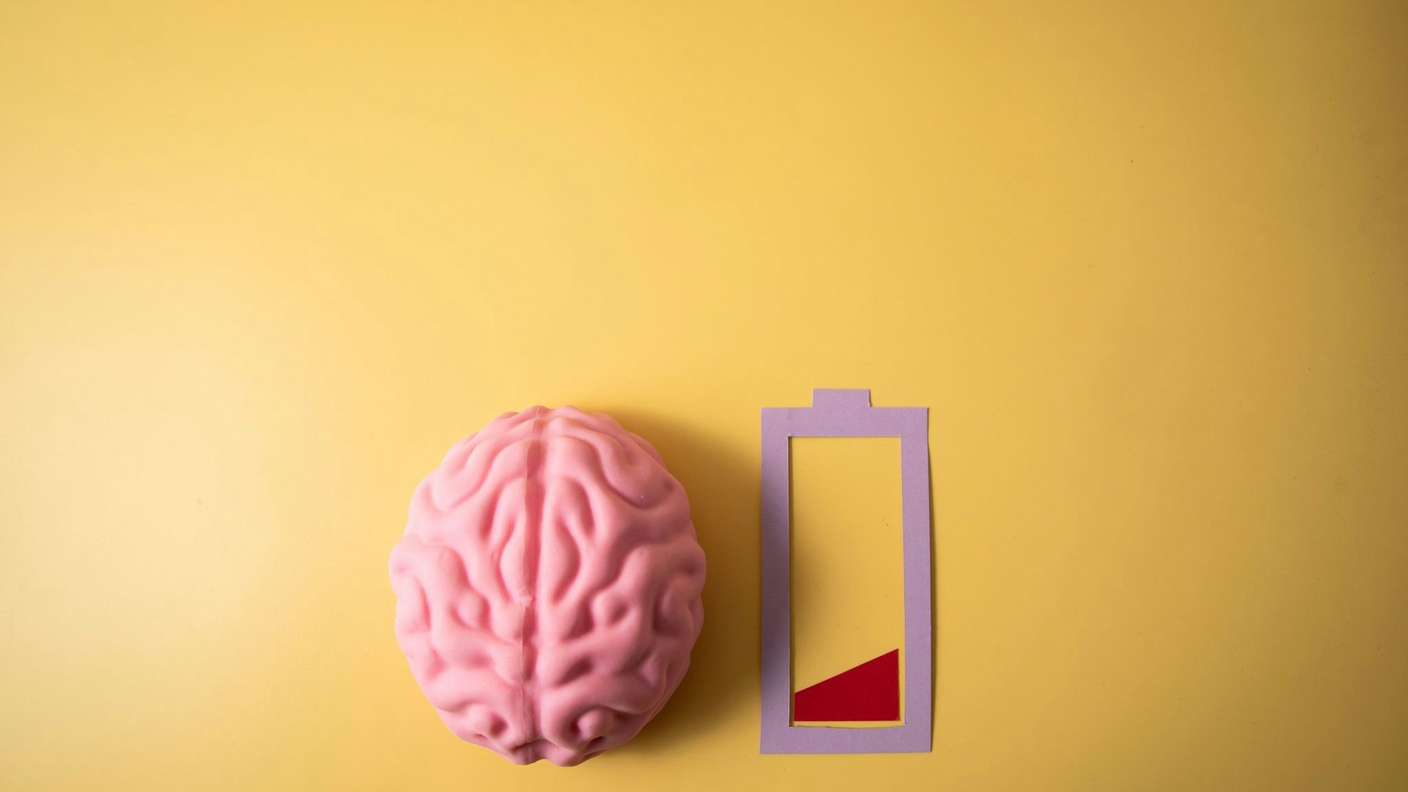 Ein Gehirn neben einer leeren Energieanzeige