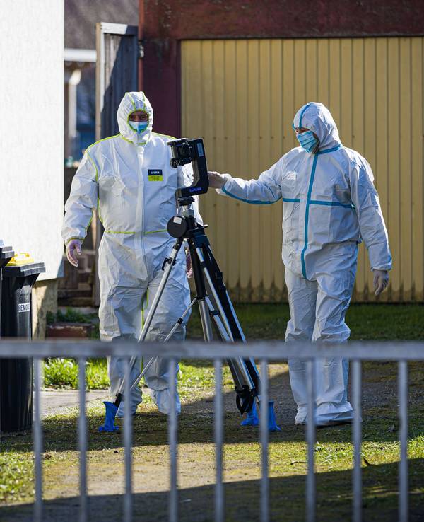 Mitarbeiter der Spurensicherung der Polizei arbeiten vor einem Einfamilienhaus in der Region Hannover. Ein 49 Jahre alter Mann soll eine 38-Jährige in Barsinghausen bei Hannover tödlich und die gemeinsame 13-jährige Tochter lebensgefährlich verletzt haben.
