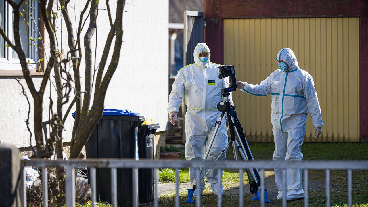 Mitarbeiter der Spurensicherung der Polizei arbeiten vor einem Einfamilienhaus in der Region Hannover. Ein 49 Jahre alter Mann soll eine 38-Jährige in Barsinghausen bei Hannover tödlich und die gemeinsame 13-jährige Tochter lebensgefährlich verletzt haben.