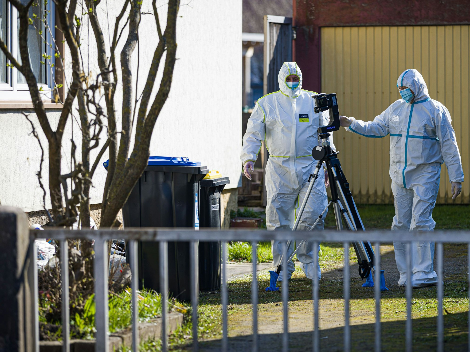 Mitarbeiter der Spurensicherung der Polizei arbeiten vor einem Einfamilienhaus in der Region Hannover. Ein 49 Jahre alter Mann soll eine 38-Jährige in Barsinghausen bei Hannover tödlich und die gemeinsame 13-jährige Tochter lebensgefährlich verletzt haben.