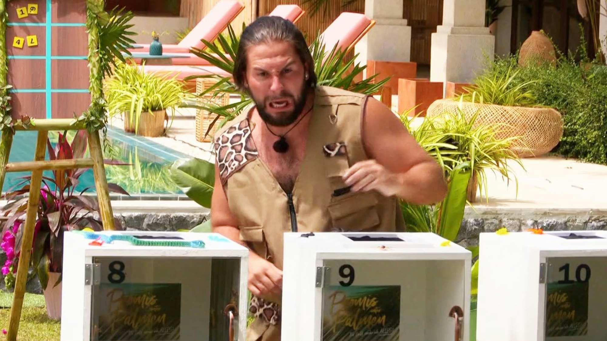 Beim Kapitänsspiel war „Julia“ Maurice nicht so mutig. In Kästen greifen? „Was, wenn mich was beißt? Ich hab Frau und Kind!“ (Bild: Joyn)