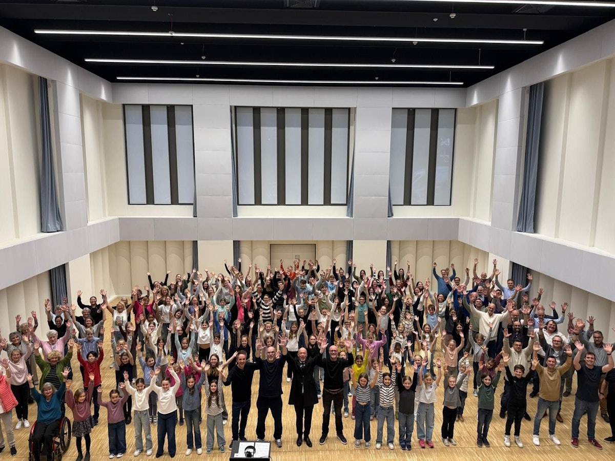 Unheilig jubelt mit den Kölner Chören bei der Songproduktion.