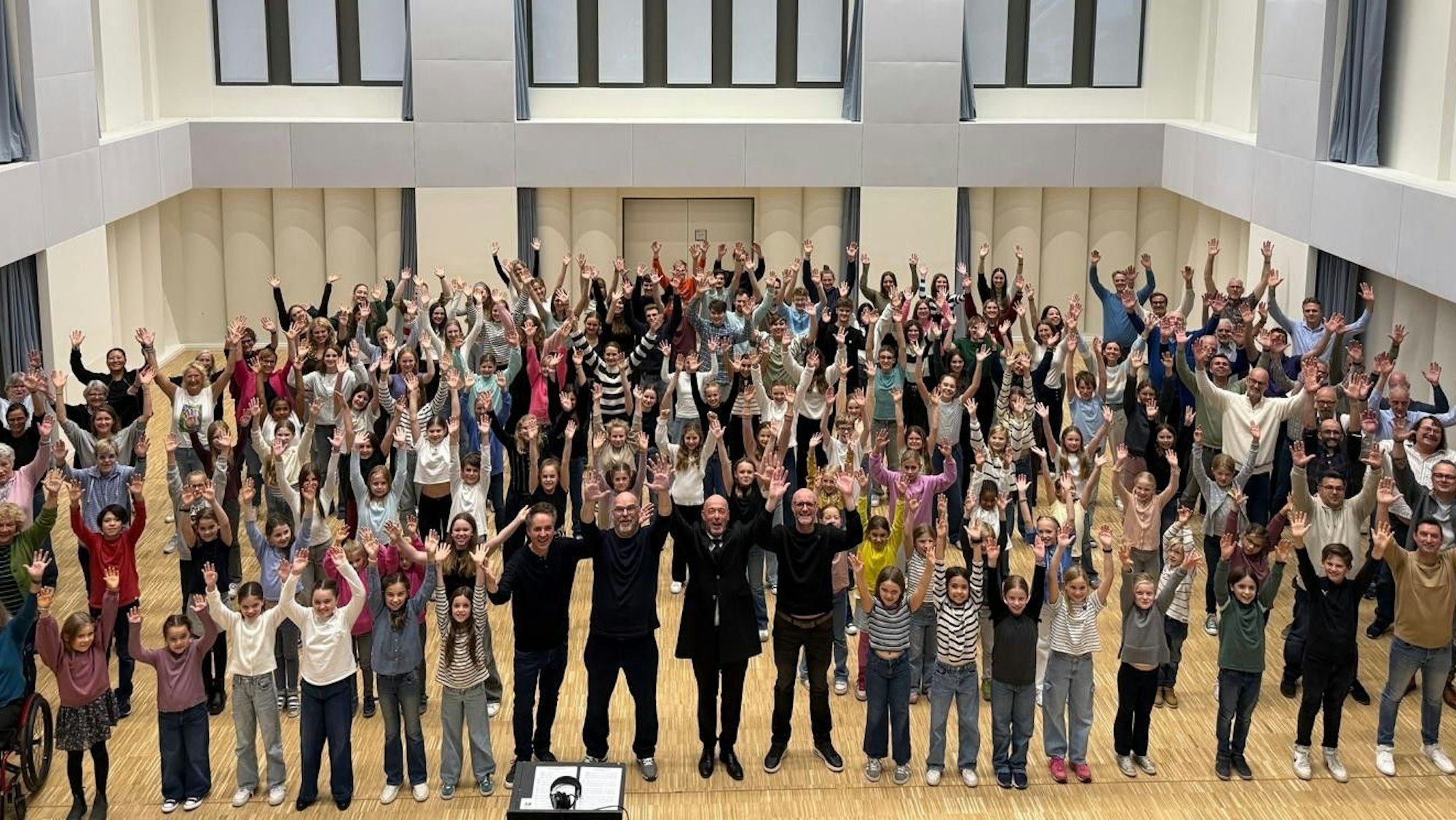 Unheilig jubelt mit den Kölner Chören bei der Songproduktion.