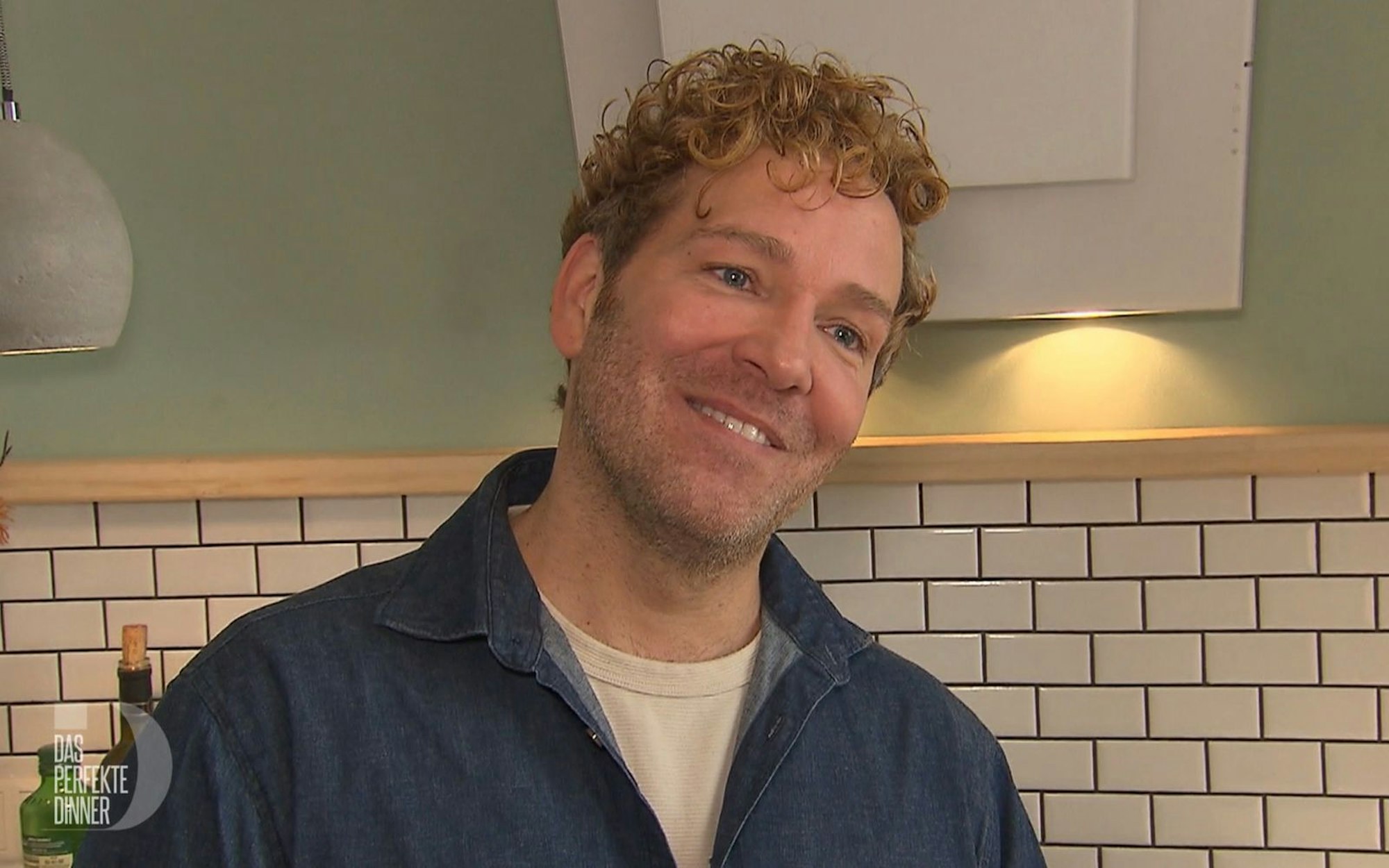 Musical- und Deko-Profi Thomas macht in Berlin den „Dinner“-Auftakt. (Bild: RTL)