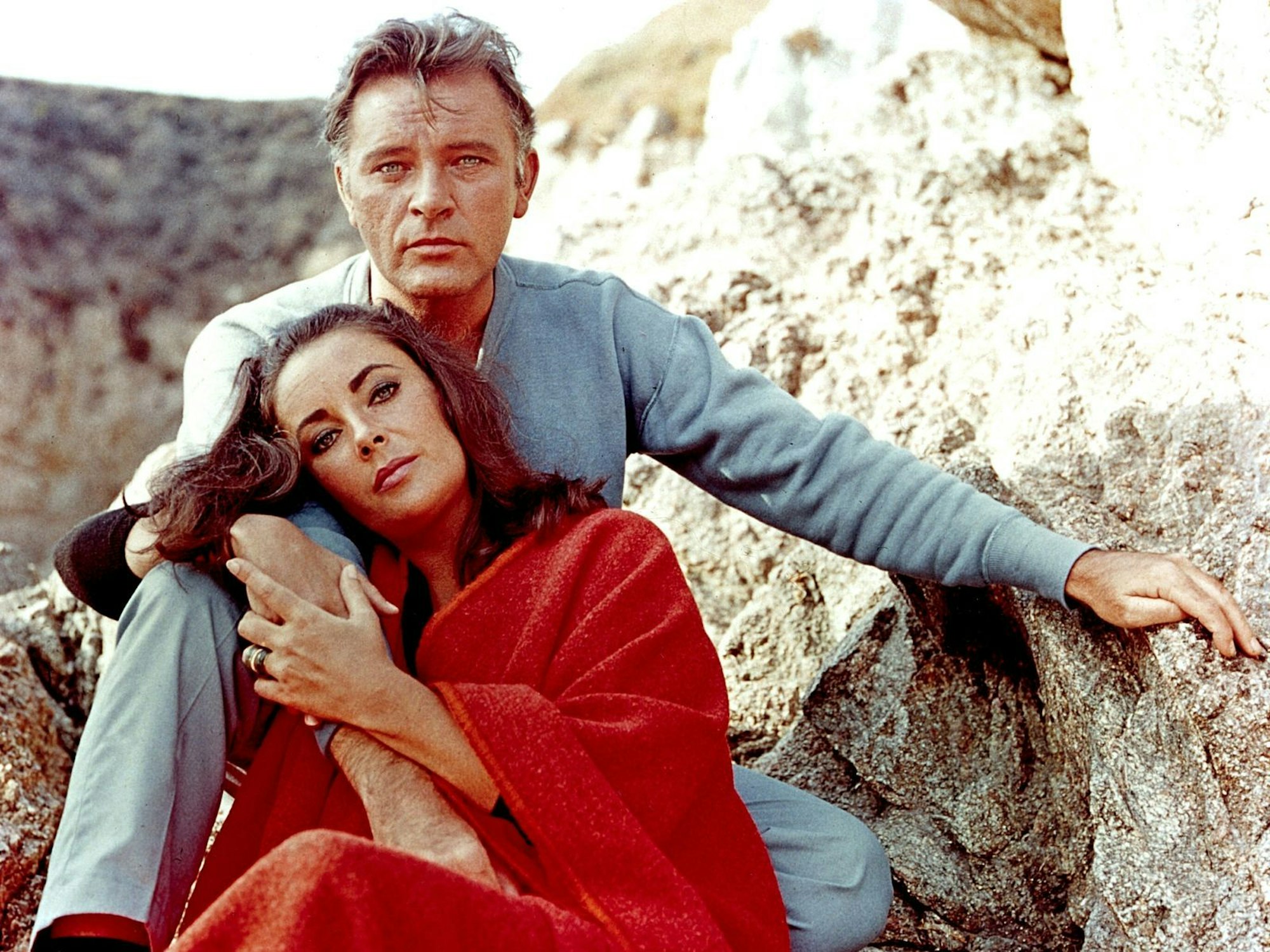 Elizabeth Taylor und Richard Burton am Set von „... die alles begehren“: Zweimal waren die Schauspieler miteinander verheiratet. (Bild: API/GAMMA/Gamma-Rapho via Getty Images)