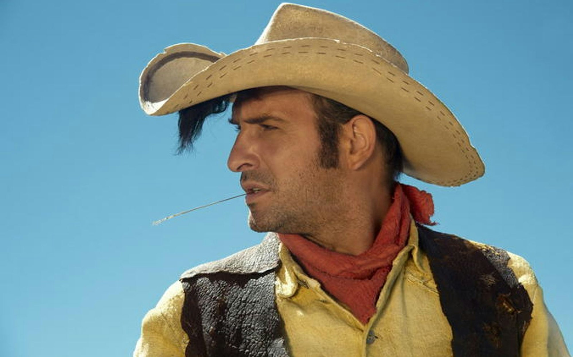 Revolverheld mit Haartolle: 2009 spielte der spätere Oscar-Gewinner Jean Dujardin Lucky Luke in der gleichnamigen Westernparodie herrlich überdreht. (Bild: REX Film)