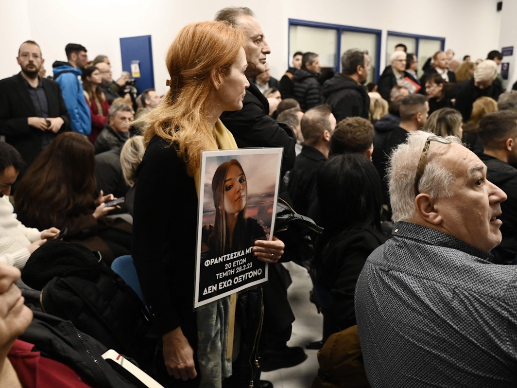 Angehörige zeigen das Bild eines Opfers, das beim schwersten Eisenbahnunglück in der Geschichte Griechenlands ums Leben kam. Im Gerichtssaal kochten die Emotionen über.