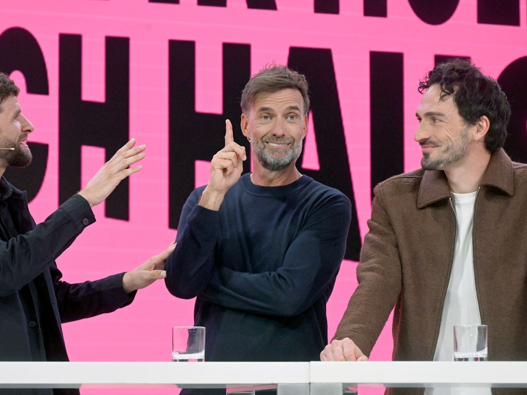 Thomas Müller, (l-r) Jürgen Klopp und Mats Hummels stehen bei der Pressekonferenz von Telekom mit der Vorstellung des Konzeptes für die Fußball-Weltmeisterschaft auf der Bühne.