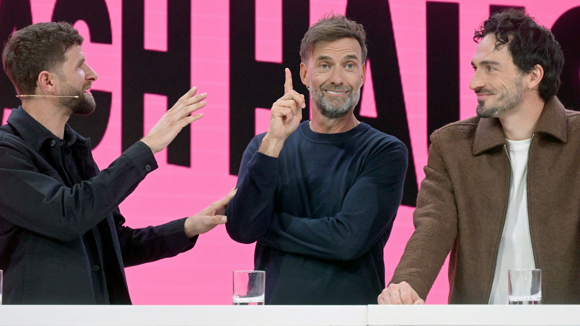 Thomas Müller, (l-r) Jürgen Klopp und Mats Hummels stehen bei der Pressekonferenz von Telekom mit der Vorstellung des Konzeptes für die Fußball-Weltmeisterschaft auf der Bühne.