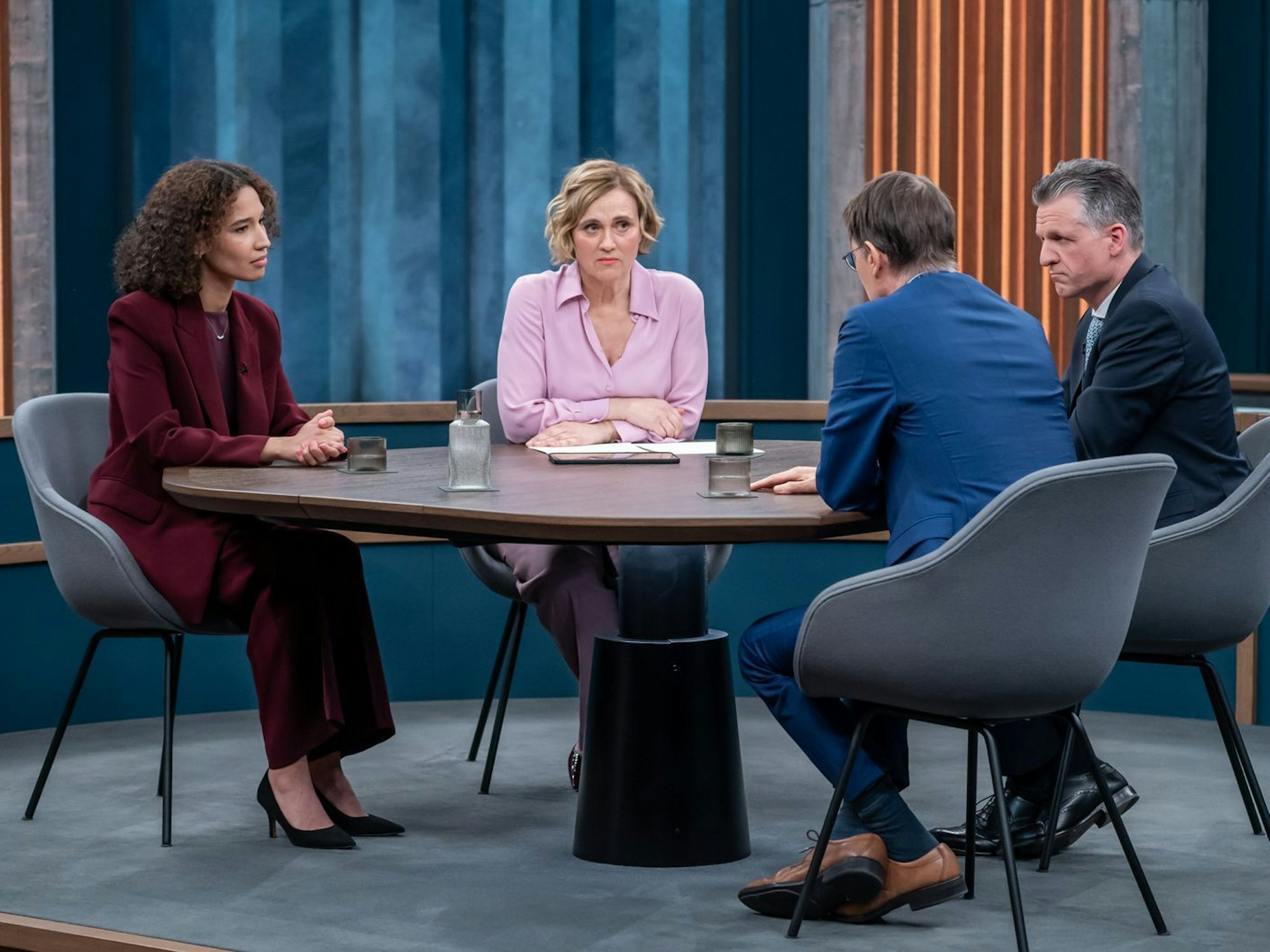 Caren Miosga (Zweiter von rechts) analysierte am Sonntagabend mit ihren Gästen die Landtagswahl in Rheinland-Pfalz. (Bild: ARD / Thomas Ernst)