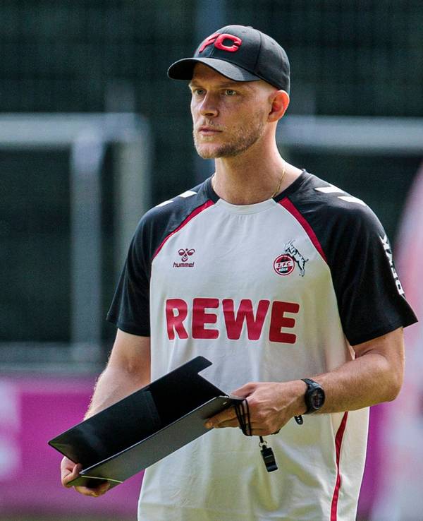 René Wagner mit Tablet beim Training.