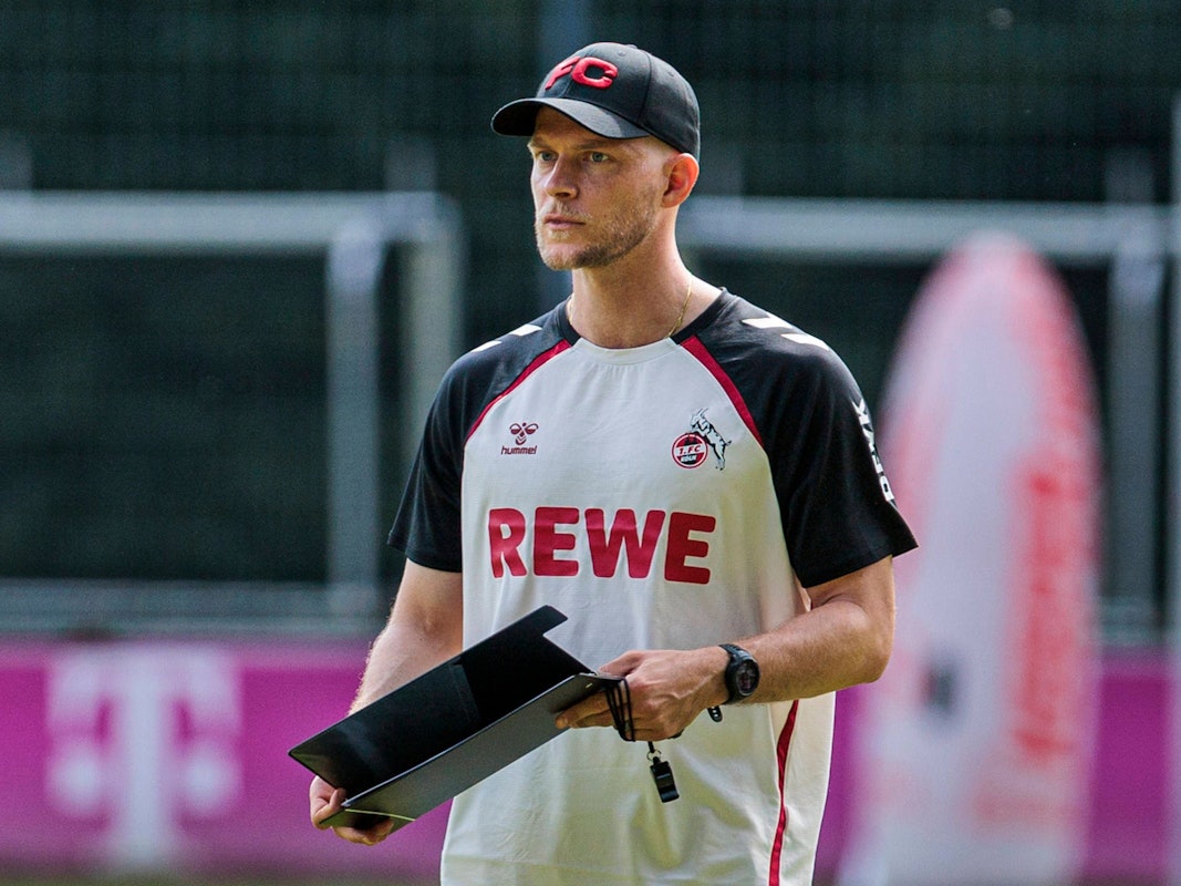 René Wagner mit Tablet beim Training.