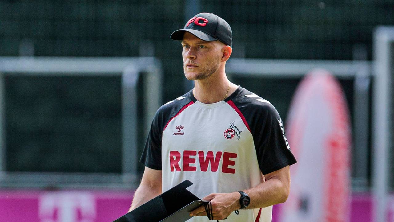 René Wagner mit Tablet beim Training.
