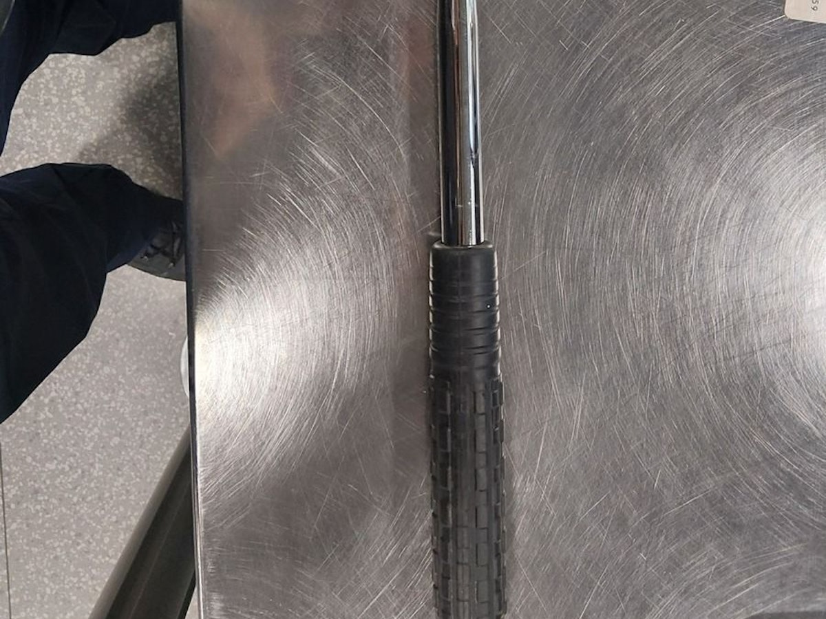 Ein Teleskopschlagstock liegt auf dem Boden.