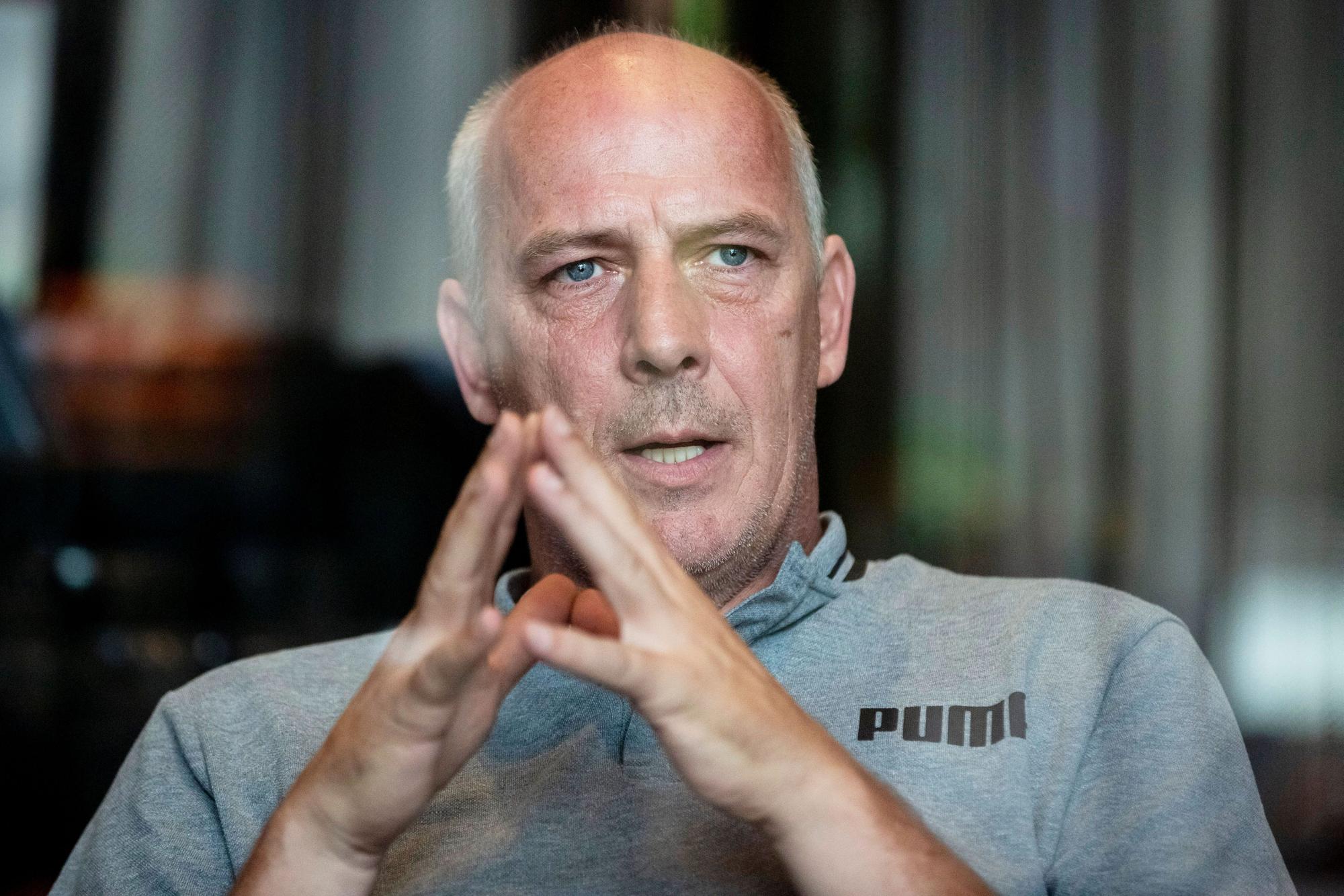 Der ehemalige Profi-Fußballer Mario Basler faltet während eines Interviews die Hände.