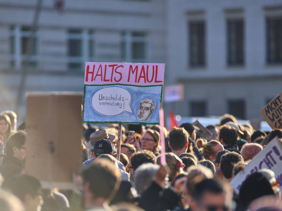 Tausend Menschen demonstrieren „gegen sexualisierte digitale Gewalt“