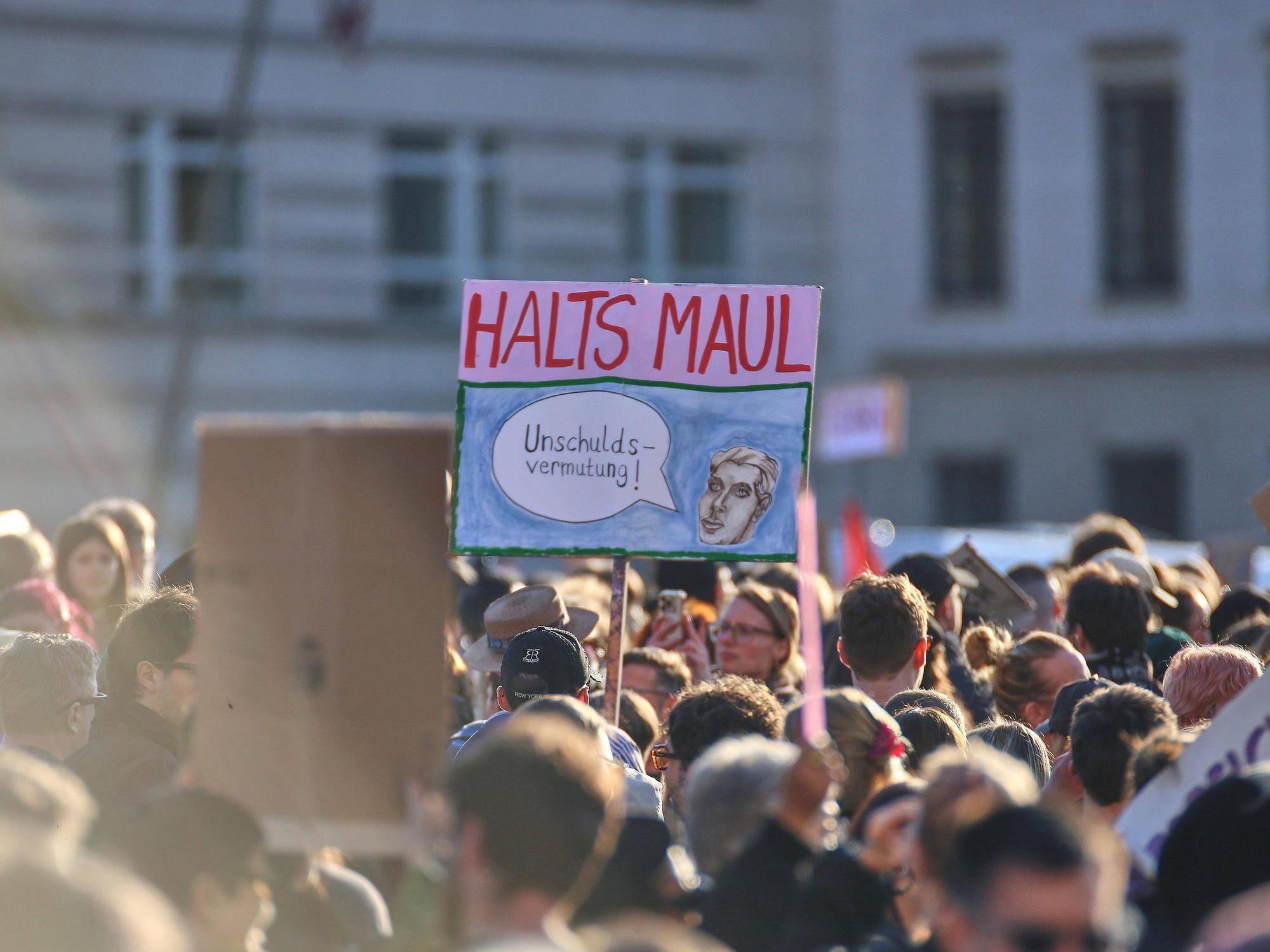 Tausend Menschen demonstrieren „gegen sexualisierte digitale Gewalt“